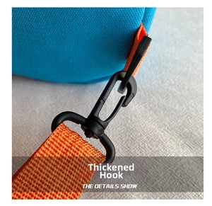 Détail de la bandoulière orange avec un crochet noir renforcé sur un sac en toile bleue