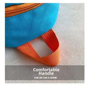 Détail du sac en toile bleue avec poignée tissée orange contrastée et fermeture à glissière