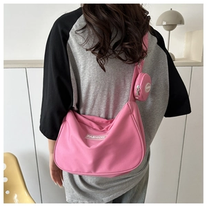 Sac hobo en nylon rose avec bandoulière large et petit porte-monnaie rond assorti