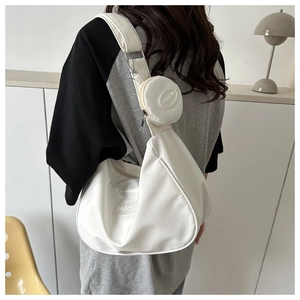 Détail d'un sac à bandoulière en nylon blanc avec petit porte-monnaie rond et logo Fashion