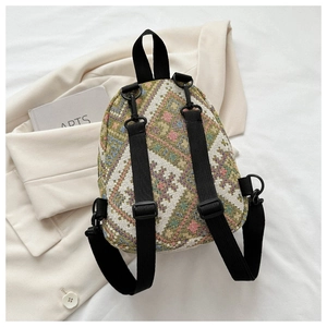 Détail du sac à dos ethnique en toile avec motif géométrique et blazer beige