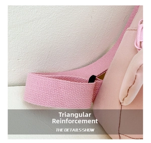Detailaufnahme der verstärkten Dreiecksnaht am rosa Nylon-Schultergurt der Tasche