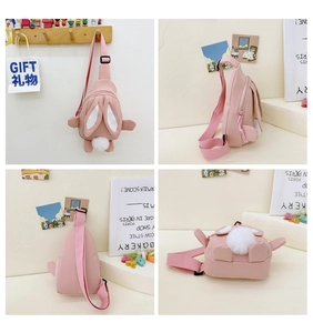 Detailansicht der rosa Hasen-Brusttasche für Mädchen mit weichem Stoff und 3D-Ohren