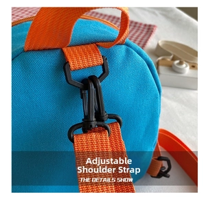 Détail de la sangle orange réglable avec crochet pivotant noir sur le mini sac à dos bleu