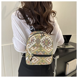 Détail du petit sac à dos ethnique avec motifs géométriques et bretelles en nylon au dos