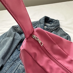 Grand sac cabas rose en nylon imperméable avec détail de fermeture éclair en métal argenté