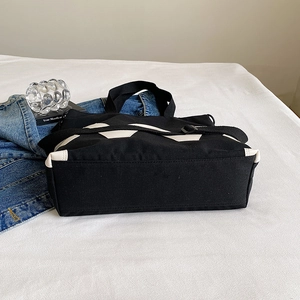 Grand sac cabas en toile noire avec patchwork géométrique blanc et bandoulière réglable