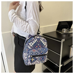 Détail d'un grand sac à dos en toile montrant la texture tissée jacquard ethnique