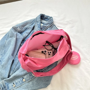 Sac à bandoulière en nylon rose imperméable à grande capacité avec petit pendentif