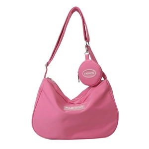 Sac bandoulière demi-lune rose avec mini porte-monnaie et étiquette logo tendance