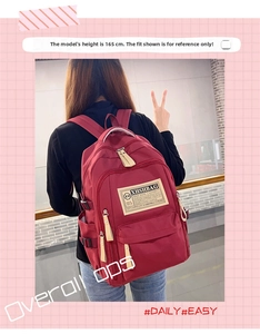 Vista dettagliata dello zaino in nylon bordeaux con cinghie laterali e zip beige