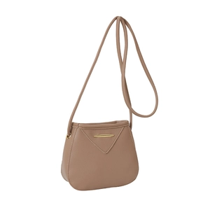 Sac seau en cuir grainé taupe avec garnitures dorées et rabat de design moderne