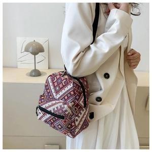 Détail du sac à dos ethnique avec motif jacquard géométrique rouge et violet