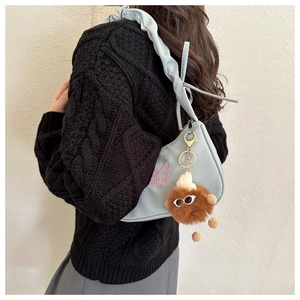 Détail du sac nuage plissé bleu clair avec broderie papillon et breloque en peluche douce