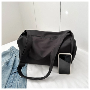 Détail du sac de voyage noir en tissu oxford imperméable avec poche latérale zippée
