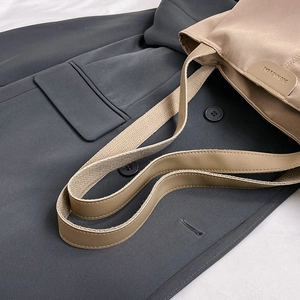 Grand sac fourre-tout en toile kaki avec large bandoulière et logo en cuir pour le travail