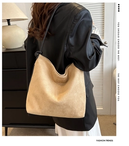Detail der khakifarbenen Hobo-Tasche aus Wildleder mit geknotetem Riemen-Design