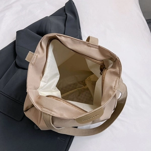 Grand sac cabas en toile kaki pour femme avec intérieur spacieux et poche zippée pratique