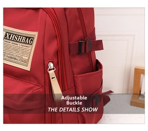 Dettaglio dello zaino in nylon rosso con fibbia regolabile e patch del logo