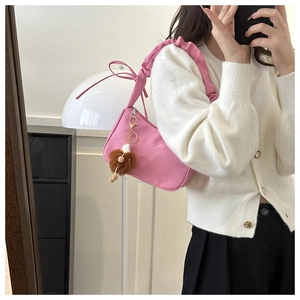 Sac sous le bras rose avec bandoulière plissée, broderie papillon et pompon marron