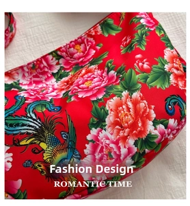 Détail du sac à bandoulière rouge avec broderie traditionnelle de phénix et de pivoine