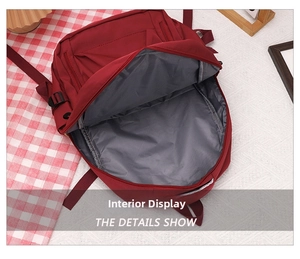 Dettaglio del rivestimento interno spazioso e della cerniera dello zaino in nylon rosso