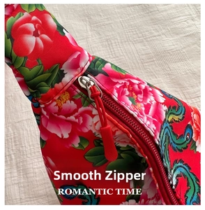 Détail de la fermeture éclair rouge sur le sac en toile aux motifs de pivoines chinoises