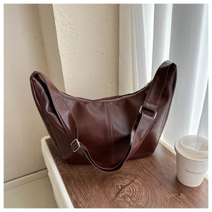 Détail du sac demi-lune marron foncé en cuir PU lisse avec boucle en métal argenté