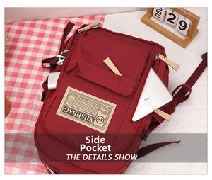 Vista dettagliata dello zaino bordeaux con vano tablet e tasche multifunzionali
