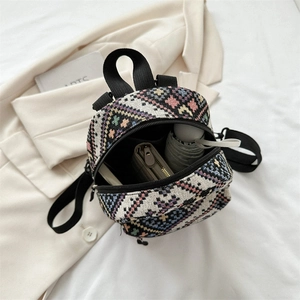 Sac à dos ethnique avec motifs géométriques colorés et grande capacité de rangement