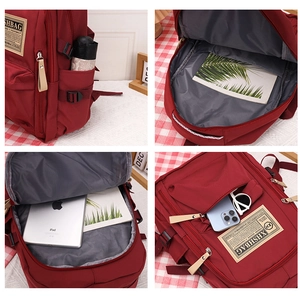 Dettagli di un grande zaino in nylon rosso con ampio spazio per iPad e libri