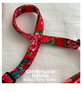 Gros plan de la sangle ethnique réglable avec motif de pivoine rouge et boucle en plastique