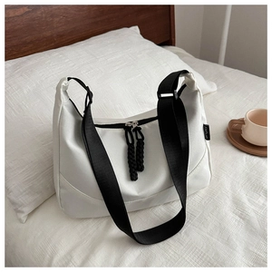 Détail du sac fourre-tout blanc en nylon avec étiquette SPORT et cordon de fermeture