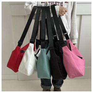 Détail des sacs à bandoulière en tissu Oxford déclinés en cinq couleurs éclatantes