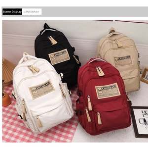 Scomparti multipli e tasche laterali funzionali di questo zaino scolastico capiente