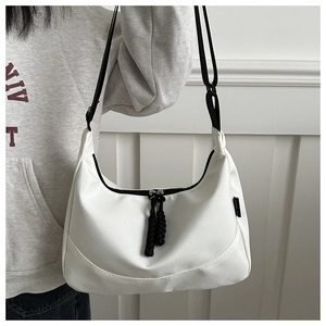 Vue détaillée d'un sac bandoulière blanc étanche en tissu oxford avec sangle noire réglable