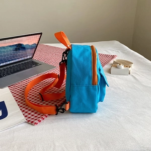 Mini sac à dos style britannique bleu avec zips orange contrastés en toile durable
