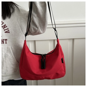 Détail de bandoulière réglable et double fermeture éclair du sac tote en tissu Oxford