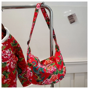 Détails du sac en toile rouge ethnique avec motifs traditionnels de pivoines et phénix