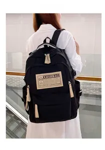 Zaino nero capiente per studenti con diversi scomparti e chiusure a zip resistenti
