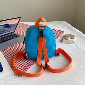 Mini sac à dos porte-monnaie en toile bleu vif avec sangles orange et crochets noirs
