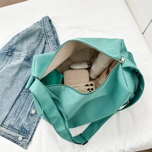 Sac de voyage imperméable vert menthe grande capacité avec bandoulière et vue intérieure