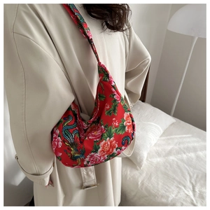 Détail du sac bandoulière en satin rouge avec broderie traditionnelle de pivoine chinoise