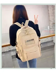Vista dettagliata dello zaino beige multitasche con grande capacità e tessuto resistente