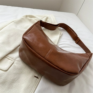 Sac hobo croissant en cuir marron caramel avec boucle de réglage argentée chic