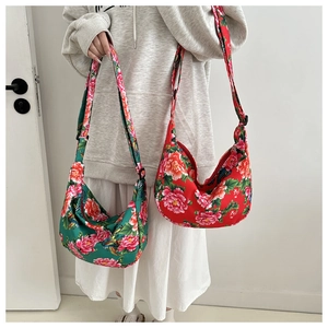 Détail du sac bandoulière avec motif floral traditionnel de pivoine chinoise et sangle