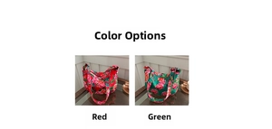 Détail de sacs cabas en toile à motifs floraux traditionnels rouges et verts