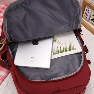 Interno di grande zaino scolastico rosso con scomparti spaziosi per iPad e libri