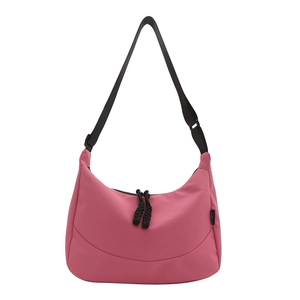 Sac bandoulière hobo en nylon rose avec sangle réglable et détail de sport