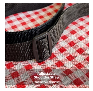 Details des verstellbaren schwarzen Nylon-Schultergurts mit Schnalle für individuelle Länge